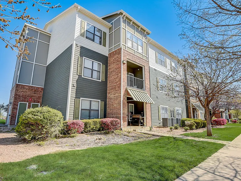 Skyview West Apartments — Photo 37
