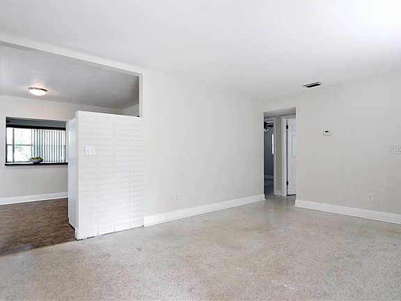 5th image of 372 Huntington Dr W