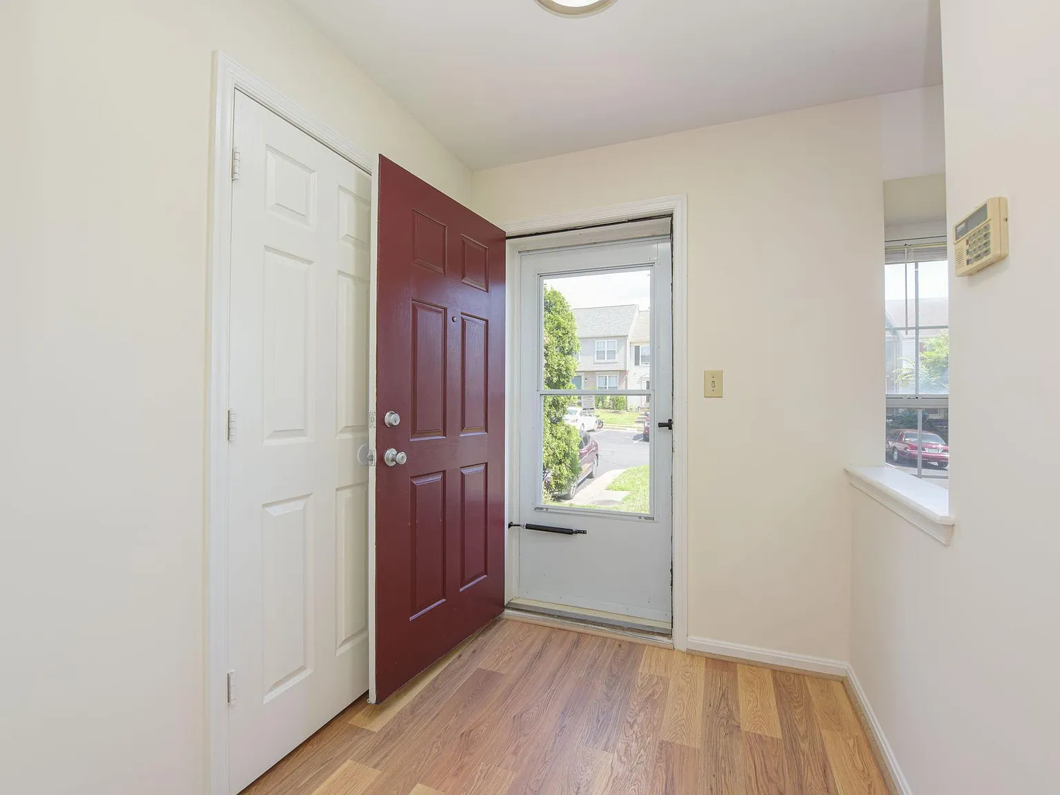3 bed, 3.5 bath, 1906 sqft, $2,600 — Photo 3