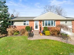 307 Balchen St, Massapequa Park, NY 11762