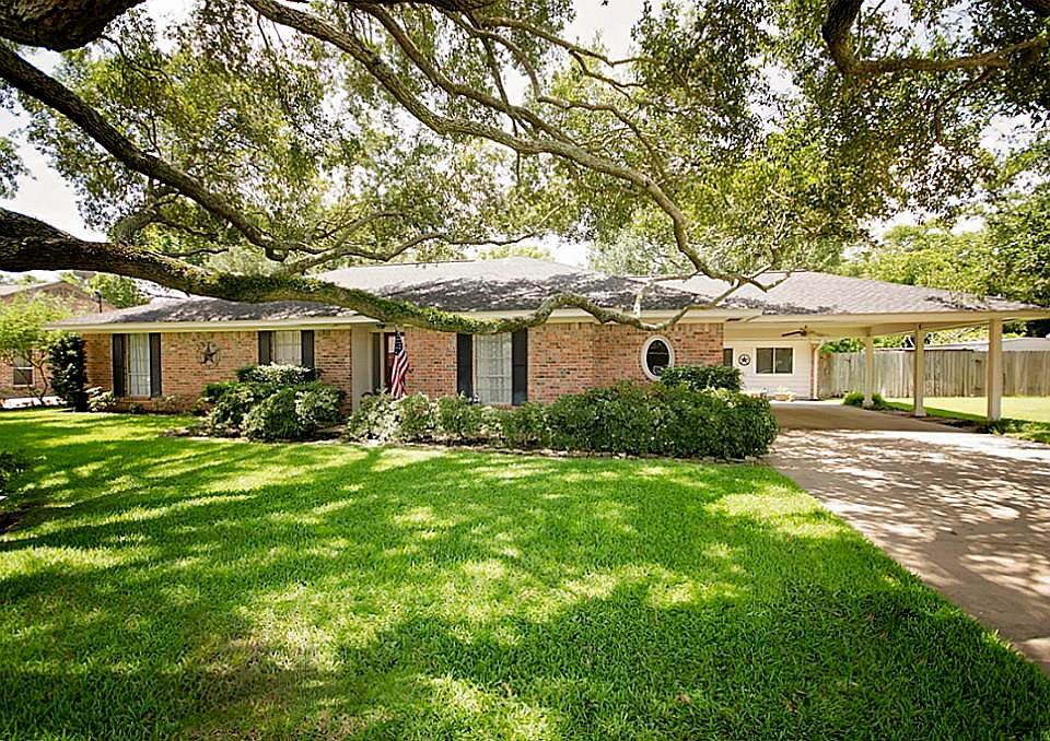 1st image of 310 Oyster Creek Dr