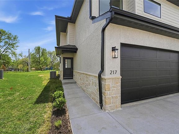 2nd image of 218 NW Orchard Ct