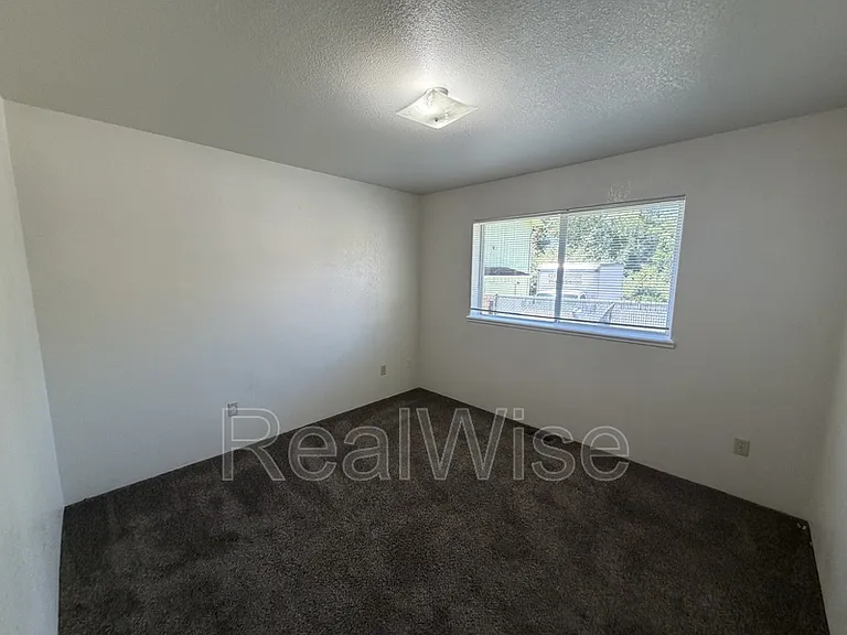 249 SW Rogue River Ave #D — Photo 19