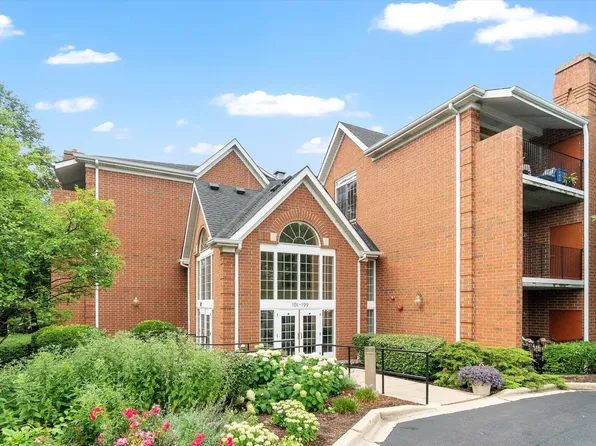 121 Hunt Club Dr #0, St Charles, IL 60174