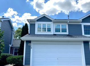 114 Sarahs Grove Ln, Schaumburg, IL 60193