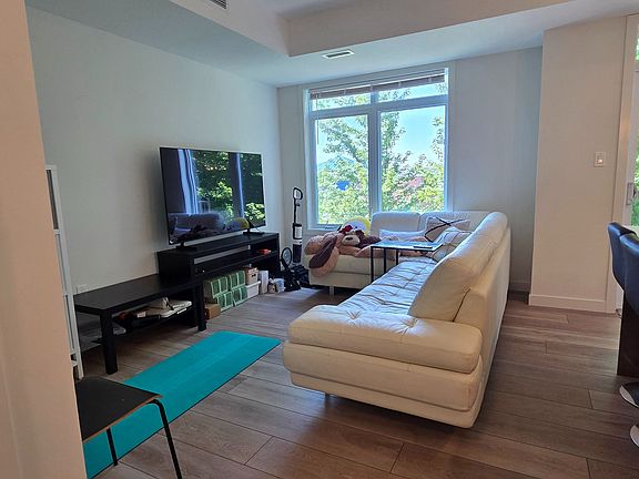 5th image of 824 Woolwich St #164