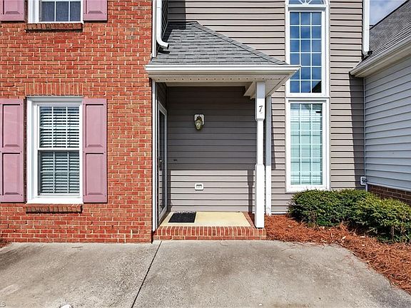3rd image of 7 Cedar Knoll Ct