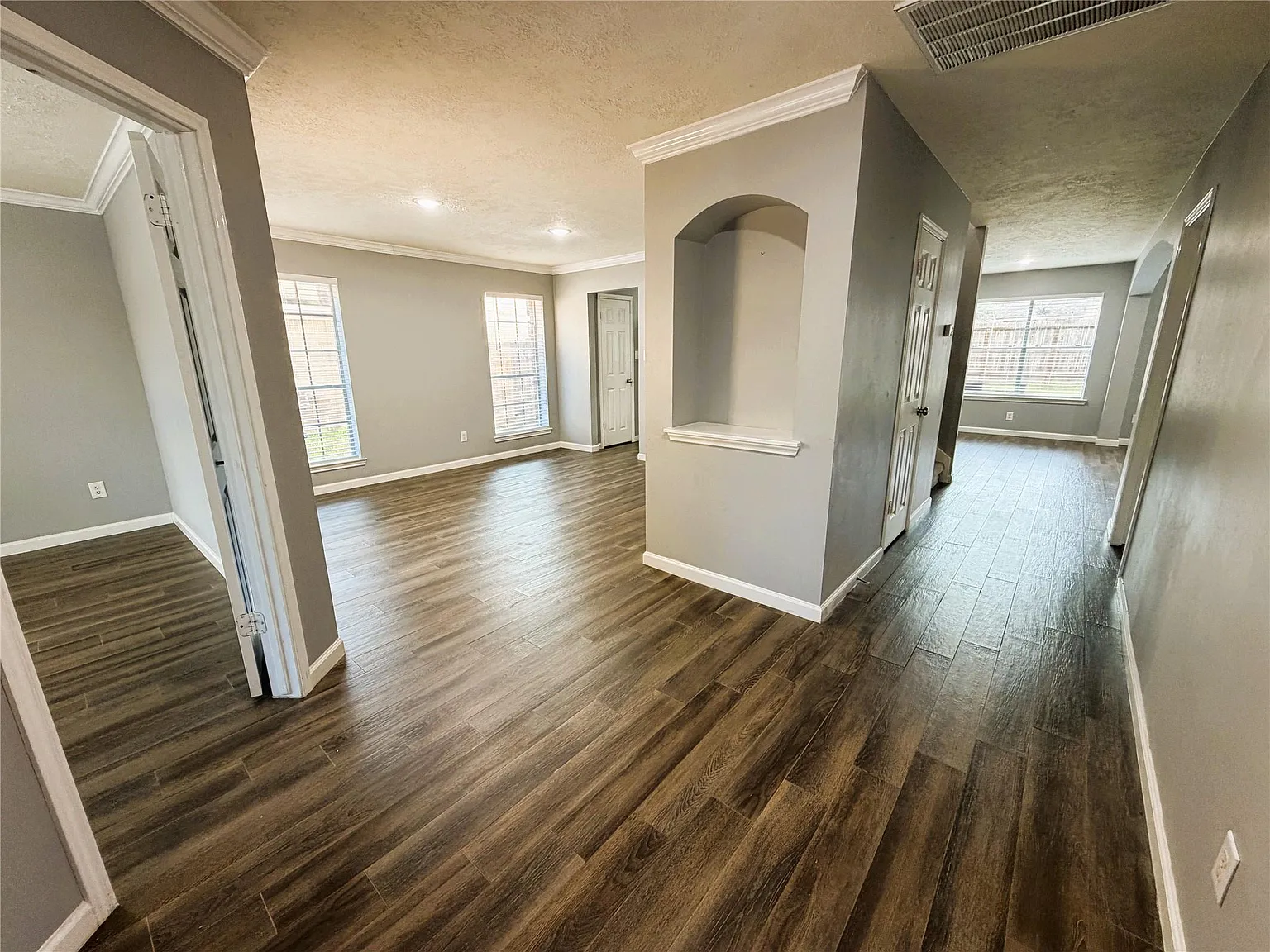 4 bed, 2.5 bath, 2650 sqft, $2,699 — Photo 2