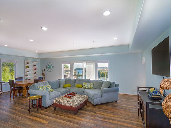 Living/dining combo