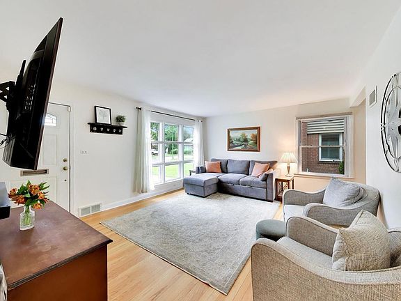 3rd image of 5816 W Greenleaf Ave