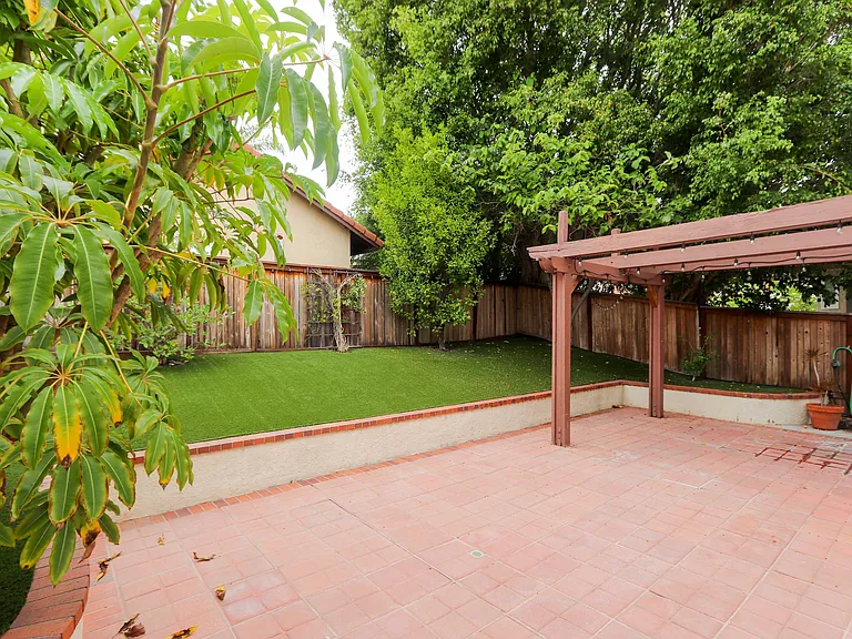 25075 Sanoria St — Photo 21