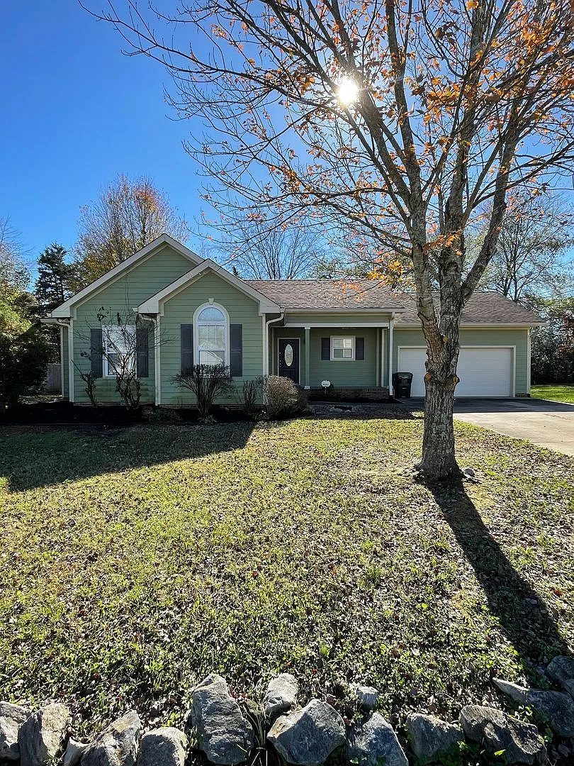 Cozy & Convenient: 3-bedroom, 2-bathroom Home with Spacious Living Area and Fenced Backyard — Photo 1