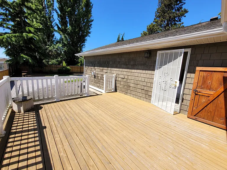 625 1/2 Marine Dr — Photo 23