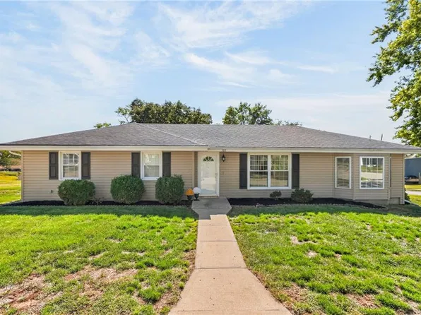 301 2nd St, Smithville, MO 64089