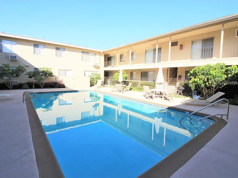 Melrose Place Apartments — Photo 59