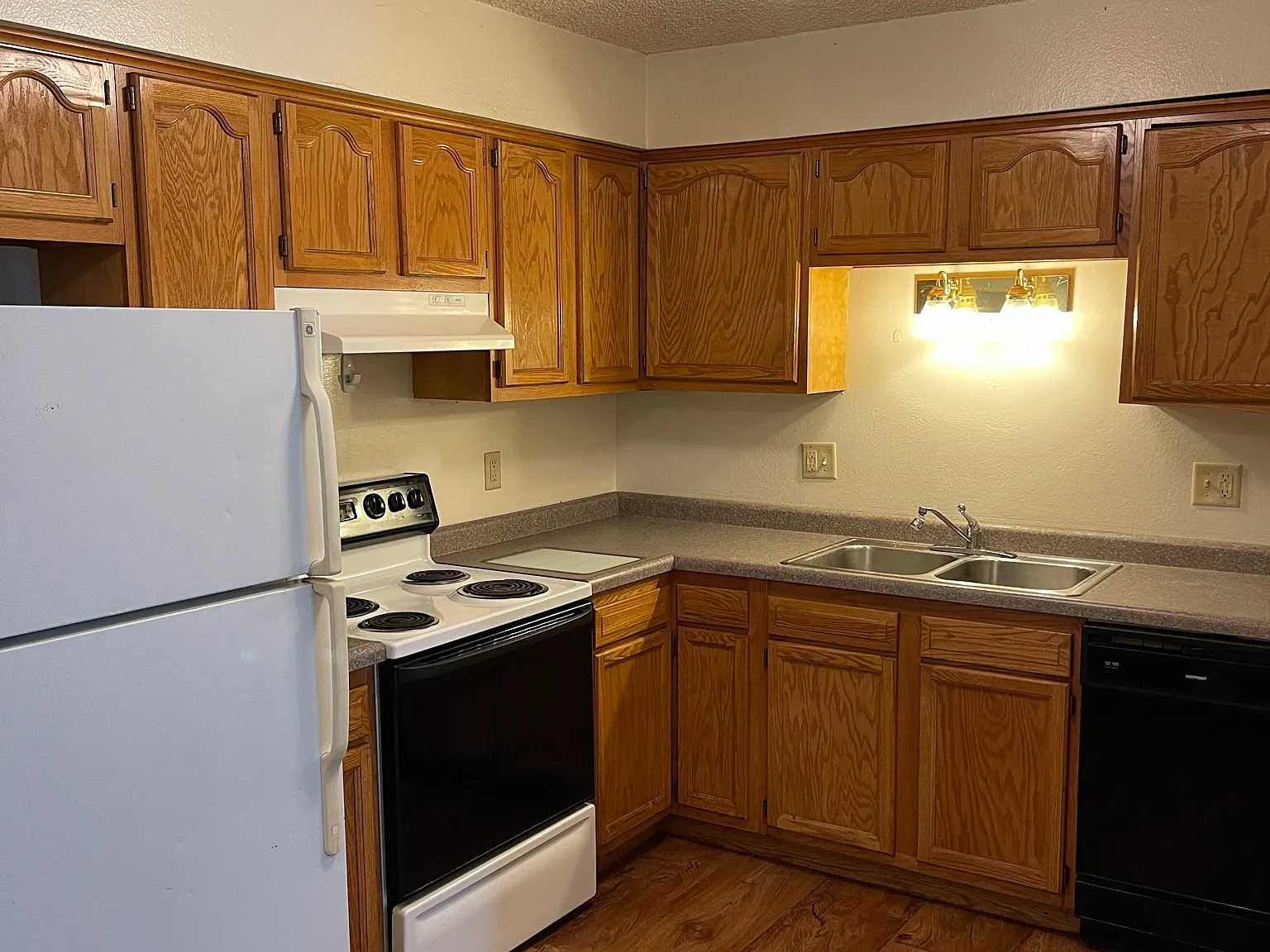 3 bed, $2,043 — Photo 2