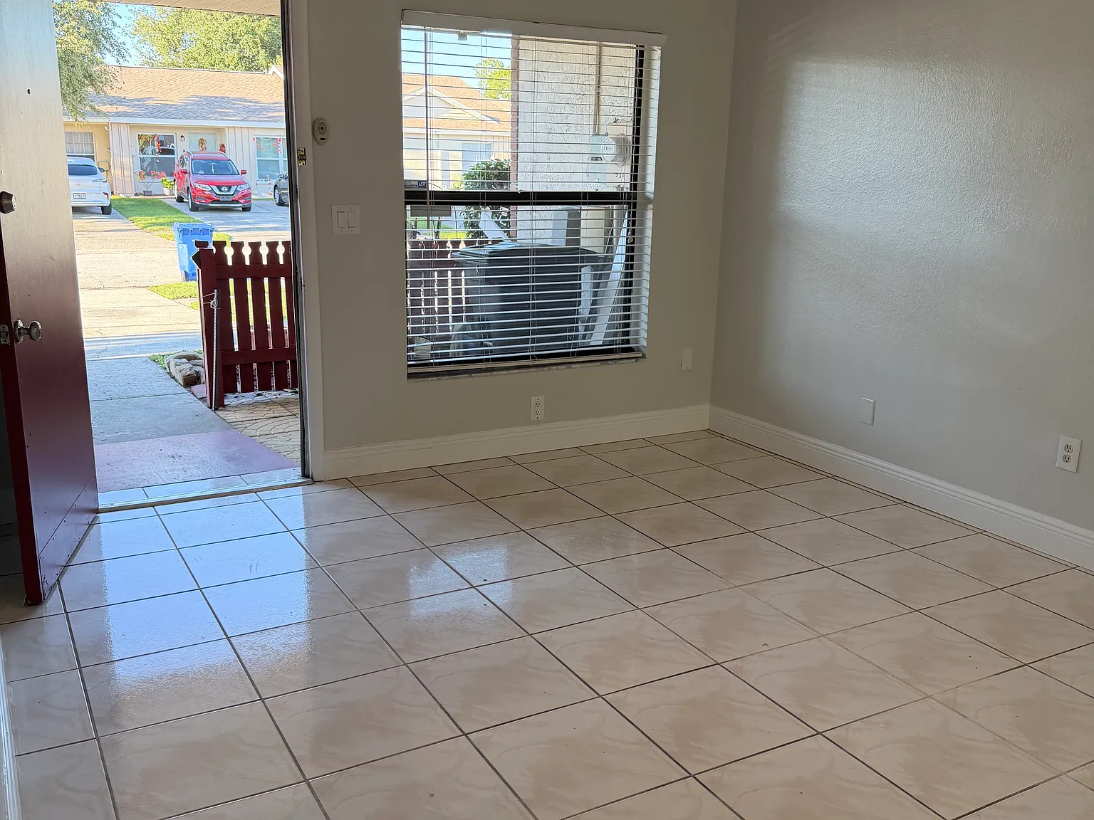 3 bed, 841 sqft, $2,100 — Photo 2