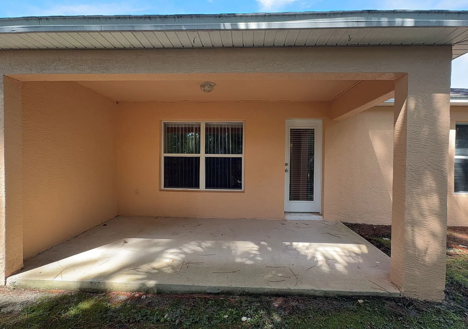 Spacious 3-Bedroom Duplex with Garage & Beautiful Backyard — Photo 4