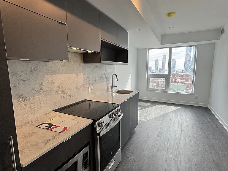 100 Queen St E #2108 — Photo 5