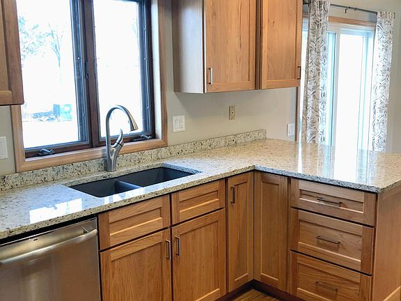 Kitchen w/ Granite Countertops