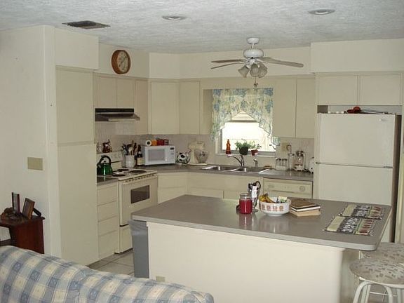 Updated Kitchen w/new islandbar