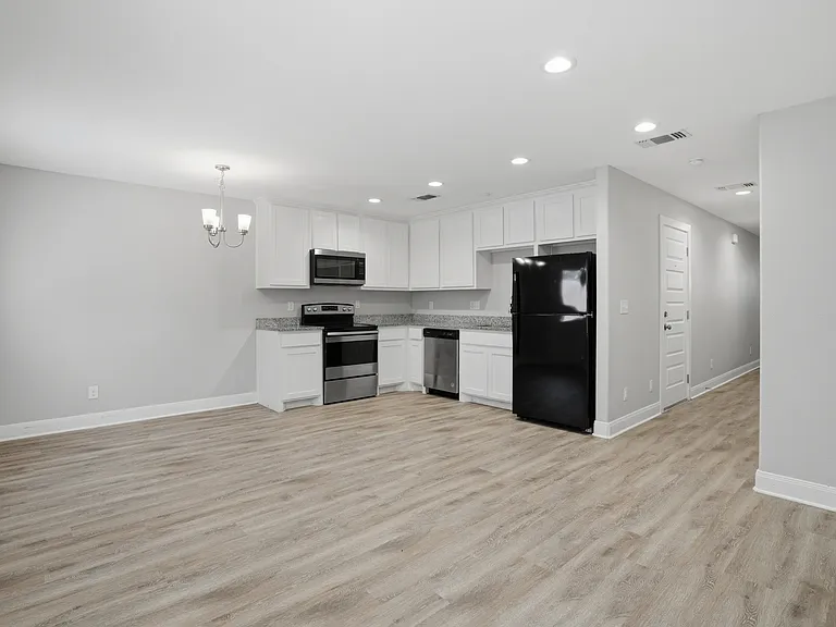 1022 W Shepherd St — Photo 6