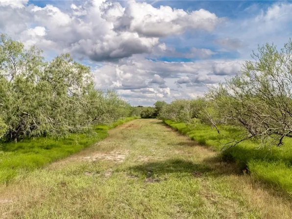 410 Robinhood Rd, Victoria, TX 77905