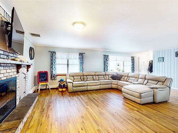 5th image of 108 Ward St
