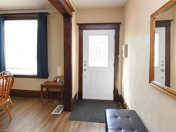 4th image of 734 King St W