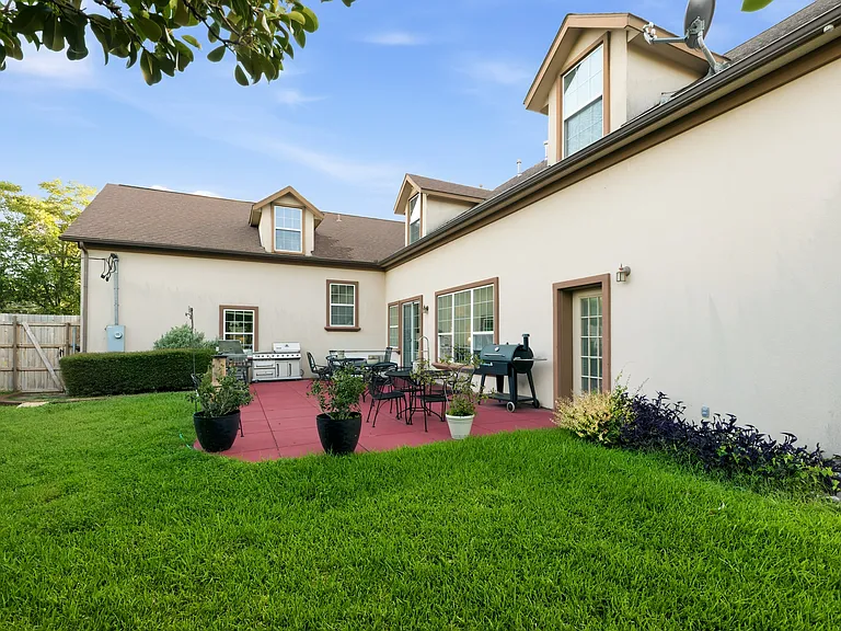 2720 Oates Dr — Photo 32