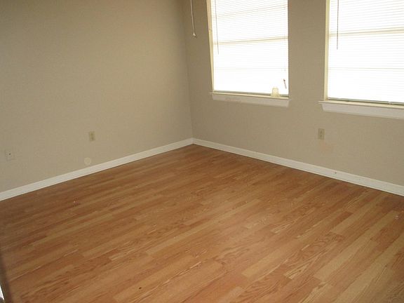 2nd image of 872 Meadow Glen Ave
