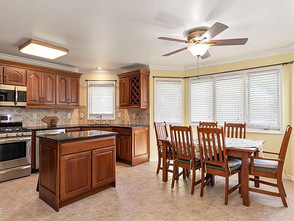 3rd image of 281 Honeysuckle Court #2801