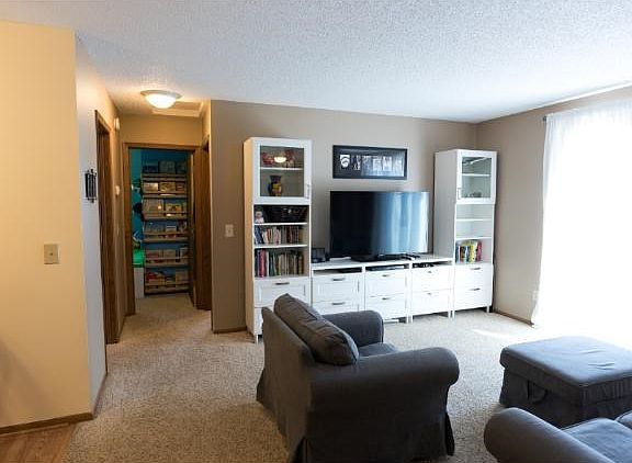 Living room opens onto large 14 x 13 deck