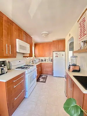 Rented by Zikos Realty Services | media 8