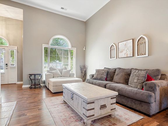 5th image of 575 Cherokee Cir
