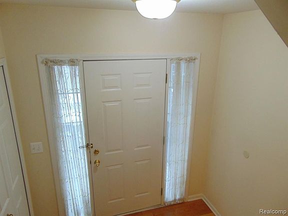 5th image of 932 Sandalwood Dr