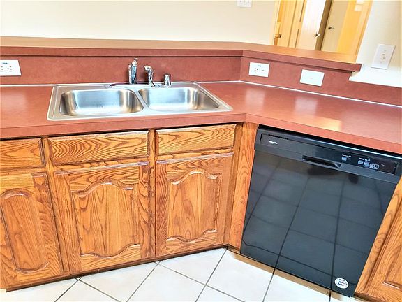4th image of 701 Horseshoe Ct