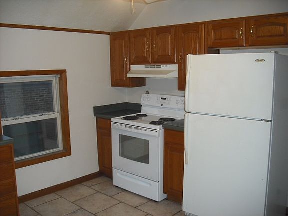 3rd image of 921B W Illinois St