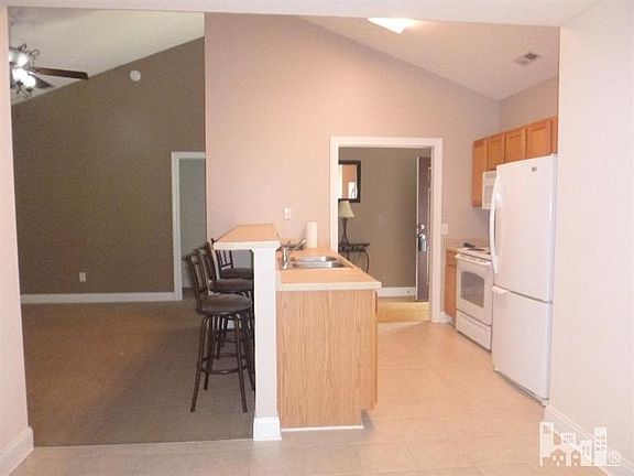 4th image of 218 Gardenview Court NE