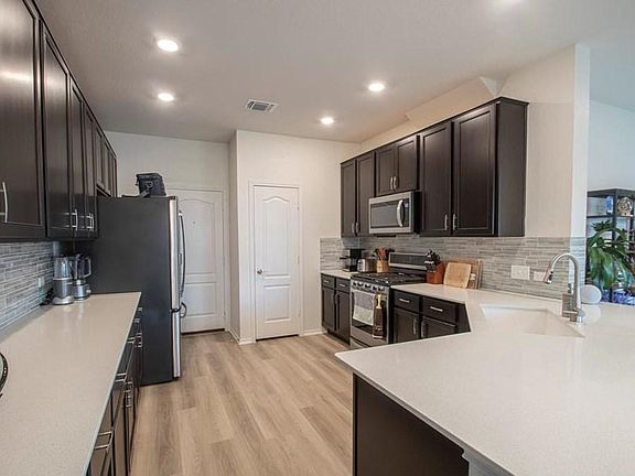 4th image of 540 Fort William St