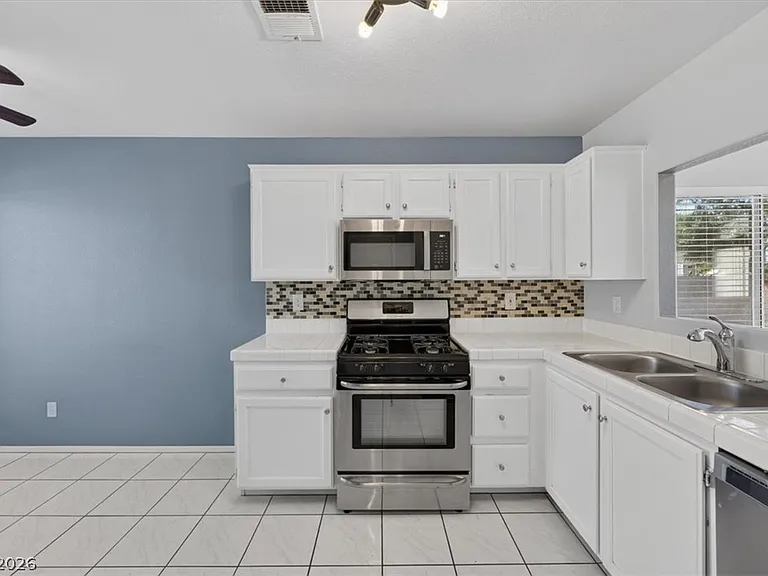 2408 Sterling Heights Dr — Photo 17