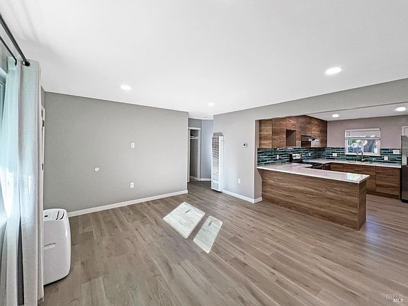 5th image of 421 Walnut Avenue