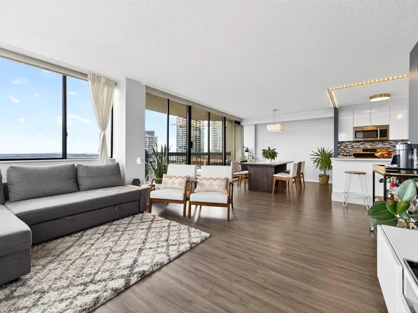 6540 Burlington Ave #1903, Burnaby, BC V5H 4G3