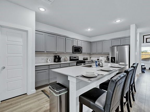 3rd image of 505 Hazeltine Rd