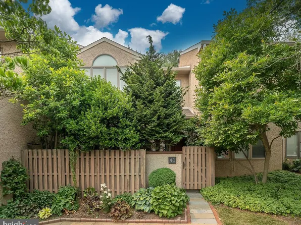 41 Greythorne Woods Cir, Wayne, PA 19087