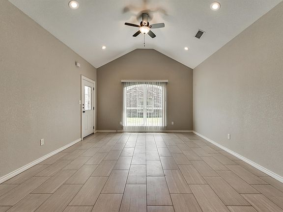4th image of 6035 Jennings Dr