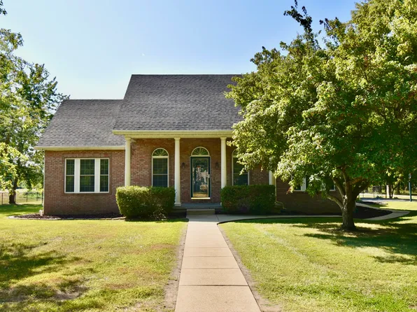 385 Secretariat Pl, Mt Zion, IL 62549
