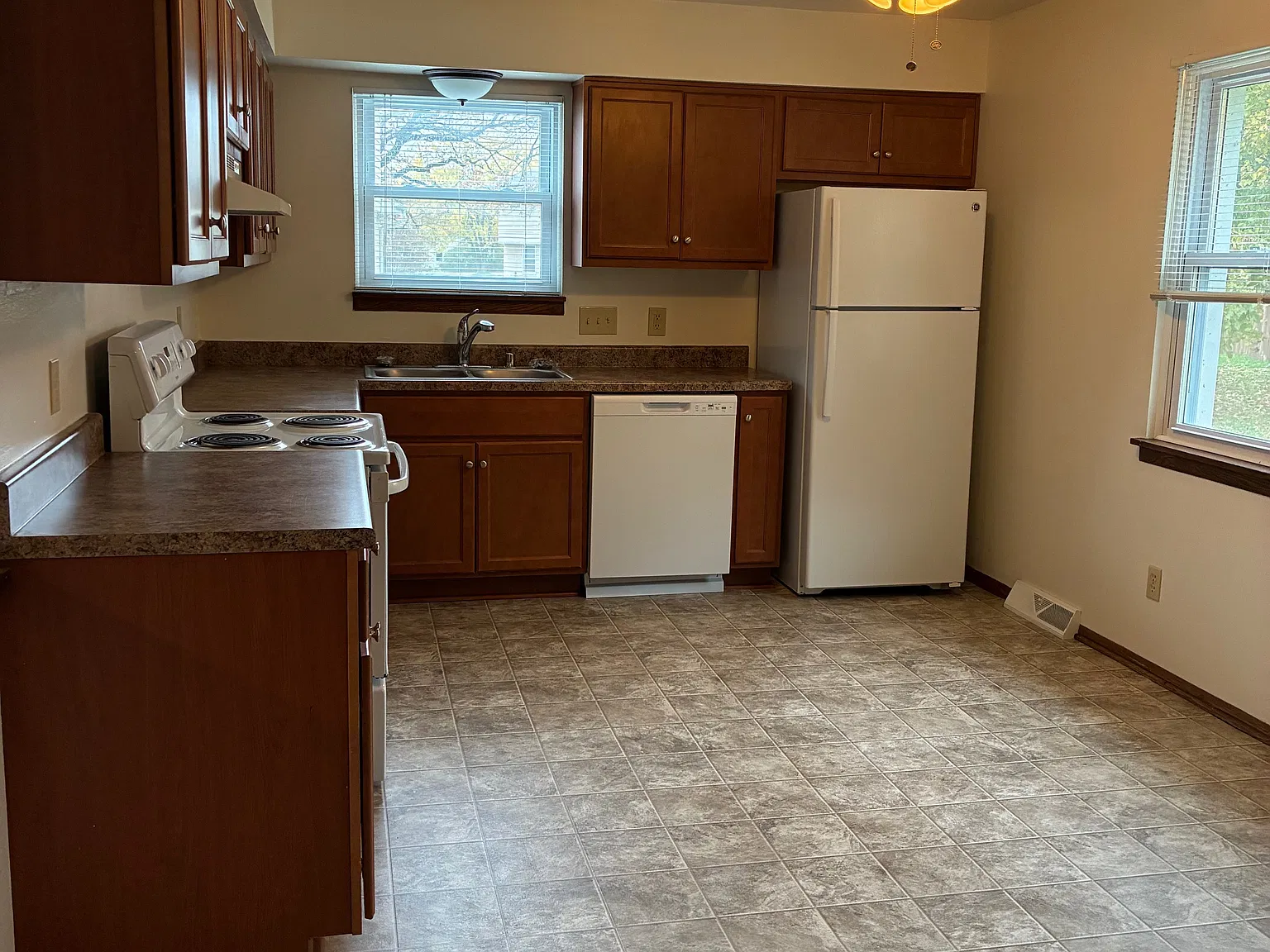 3 bed, 1.5 bath, 1226 sqft, $1,960 — Photo 4