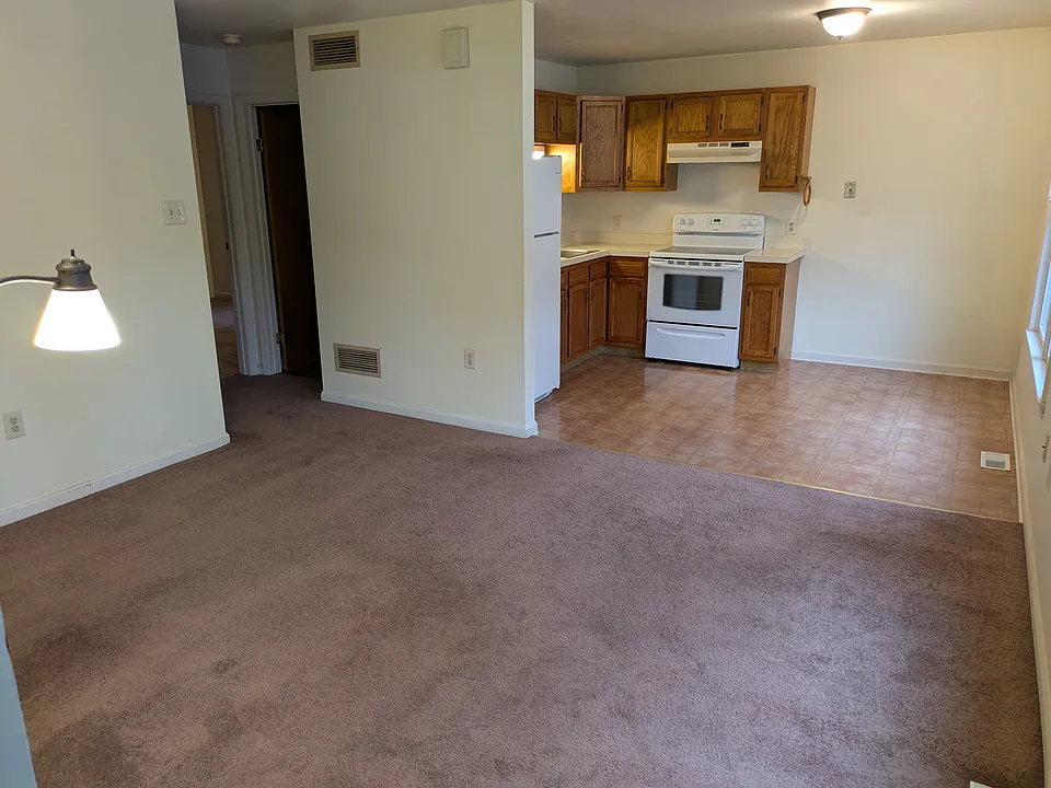 82 W Pine St #82