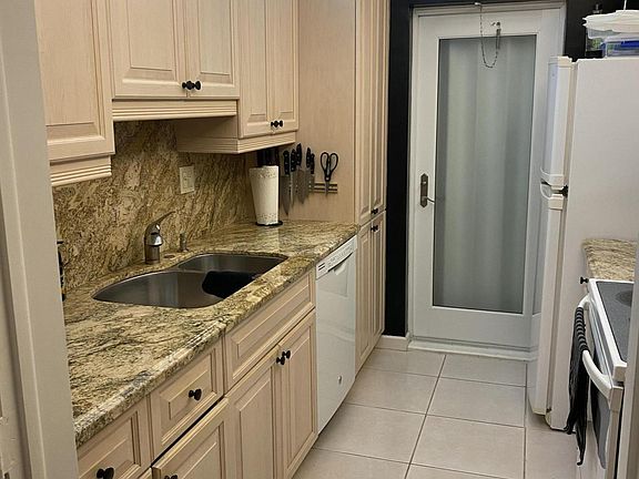 4th image of 105 NE 19th Ave APT 150